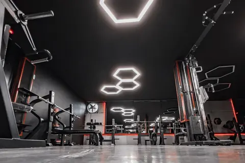 Trainingsfläche eines Fitnessstudios nach der Reinigung