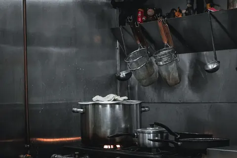 Gastronomieküche mit Edelstahlflächen nach der Reinigung