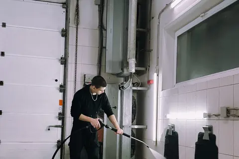 Hochdruckreinigung eines Hallenbodens in einer Werkstatt