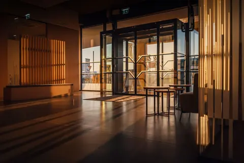 Hotellobby mit Holzvertäfelung und sauberem Boden