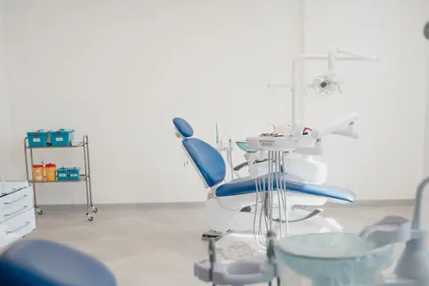 Hygienisch gereinigter Behandlungsraum einer Zahnarztpraxis