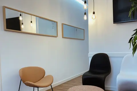 Heller Praxisflur mit Wartebereich