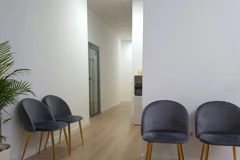 Wartezimmer einer Praxis mit gereinigten Sitzmöbeln