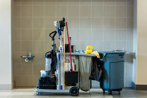Professioneller Reinigungswagen im Flur eines Gebäudes