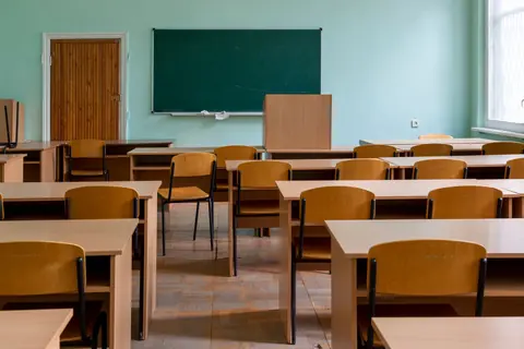 Leerer Klassenraum mit gereinigten Tischen und Tafel