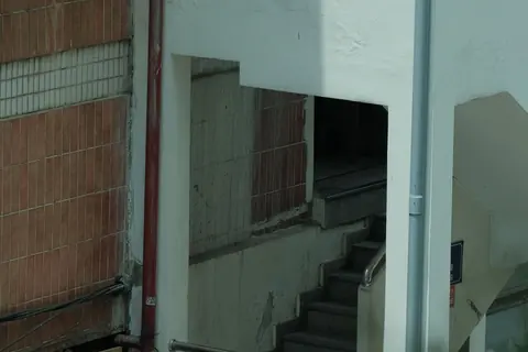 Treppenhaus mit grünem Anstrich und gereinigtem Geländer