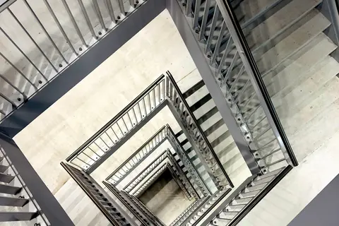 Gewendeltes Treppenhaus von oben fotografiert