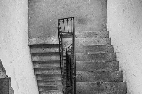 Steintreppe mit Metallgeländer in einem Wohnhaus